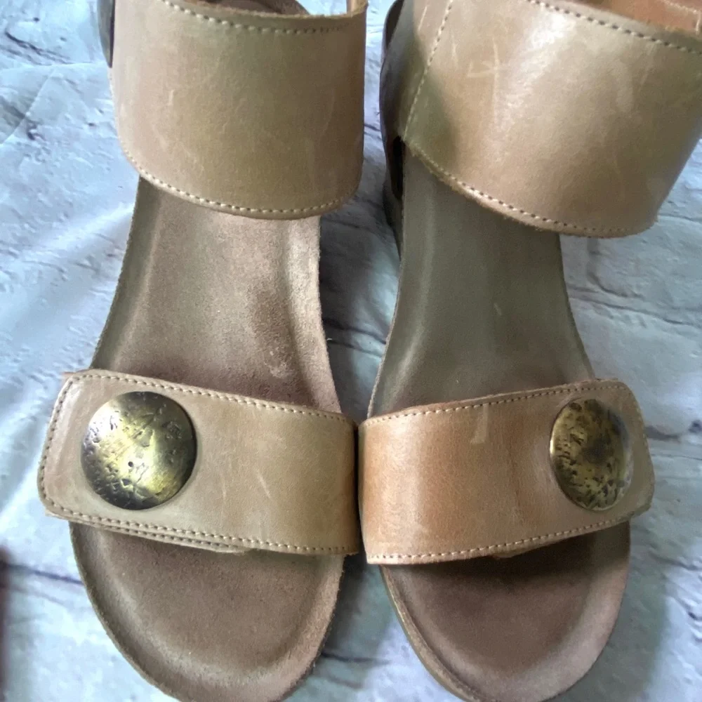 Taos Carousel Tan Wedges - Picture 3 of 16